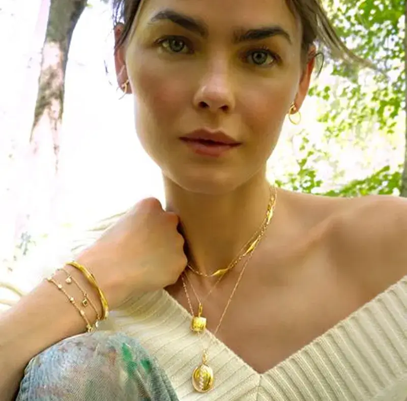 lady-wearing-jewellery